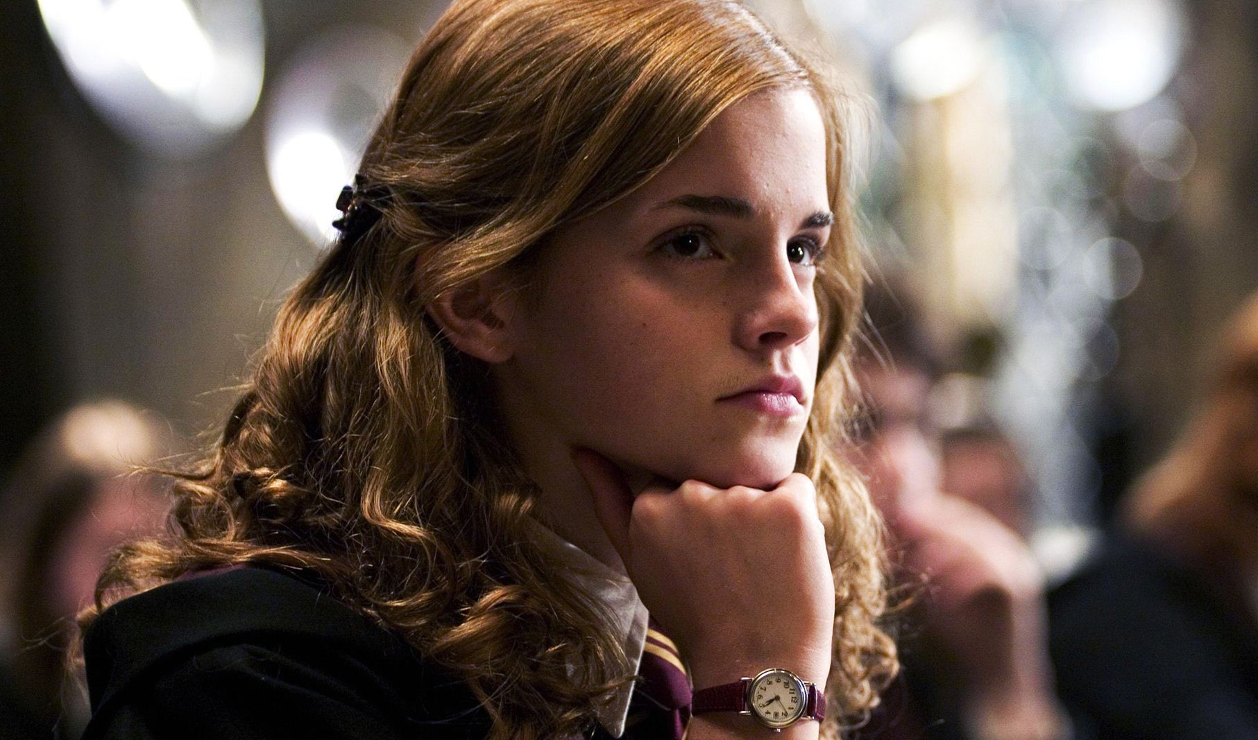Hermione con la mente assorta nei pensieri